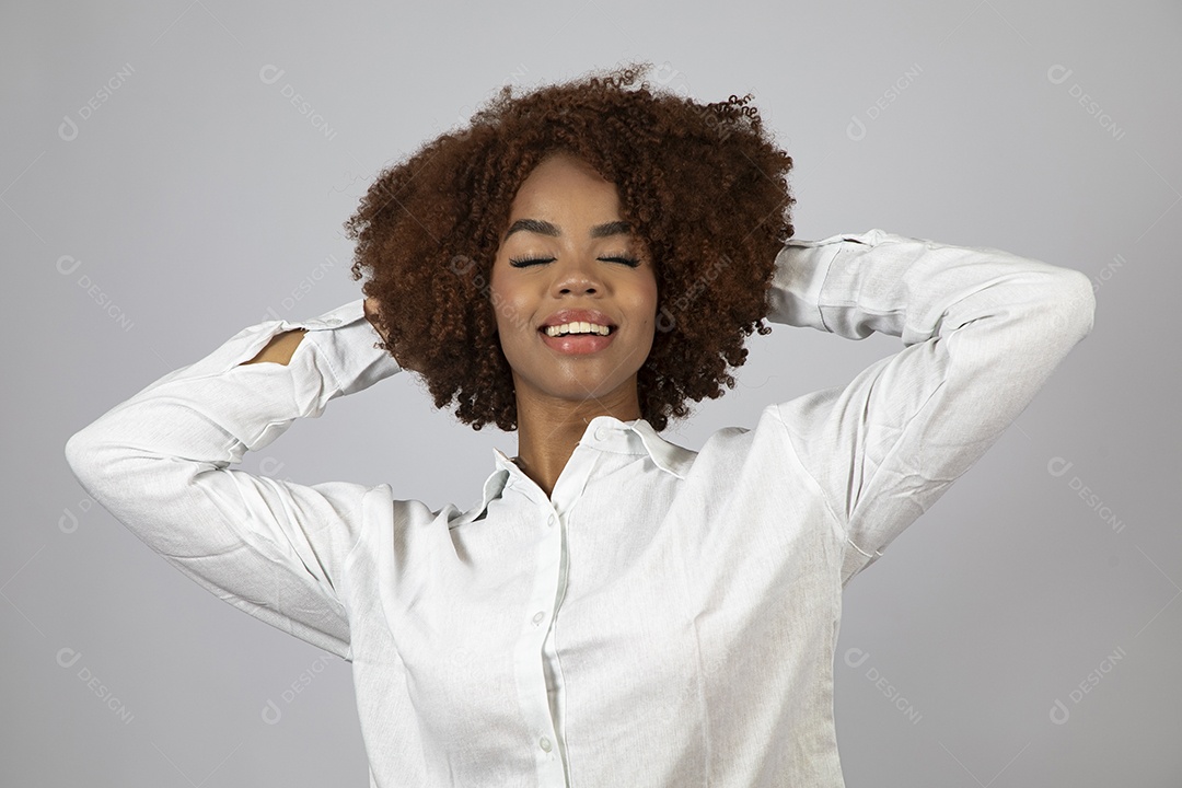 Linda mulher negra de cabelo cacheados fazendo pose sobre fundo branco isolado
