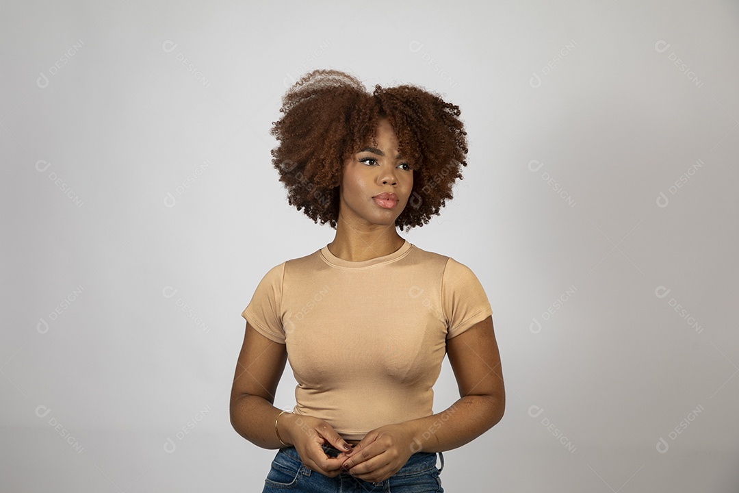 Linda mulher negra de cabelo cacheados fazendo pose sobre fundo branco isolado