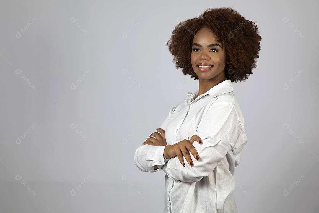 Linda mulher negra de cabelo cacheados fazendo pose sobre fundo branco isolado