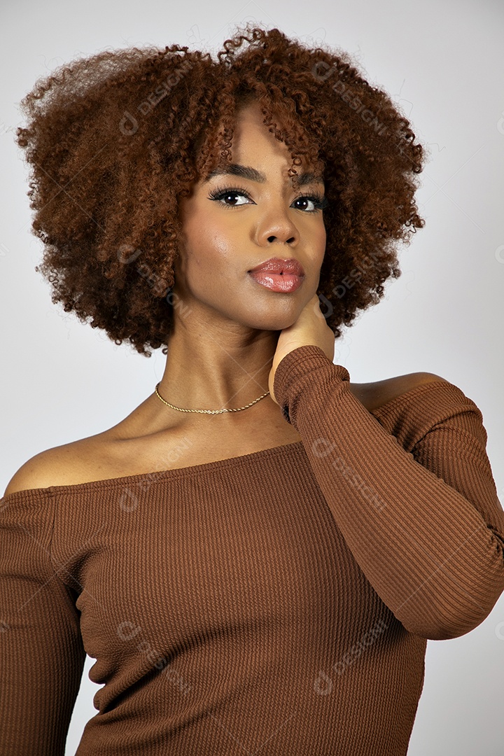 Linda mulher negra de cabelo cacheados fazendo pose sobre fundo branco isolado