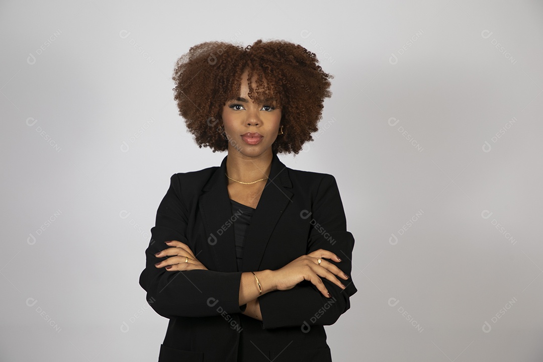 Linda mulher negra de cabelo cacheados usando look preto fazendo pose sobre fundo branco isolado