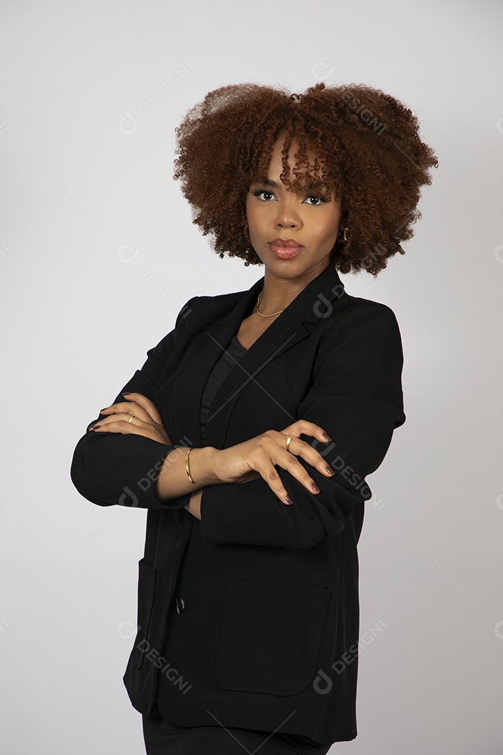 Linda mulher negra de cabelo cacheados usando look preto fazendo pose sobre fundo branco isolado