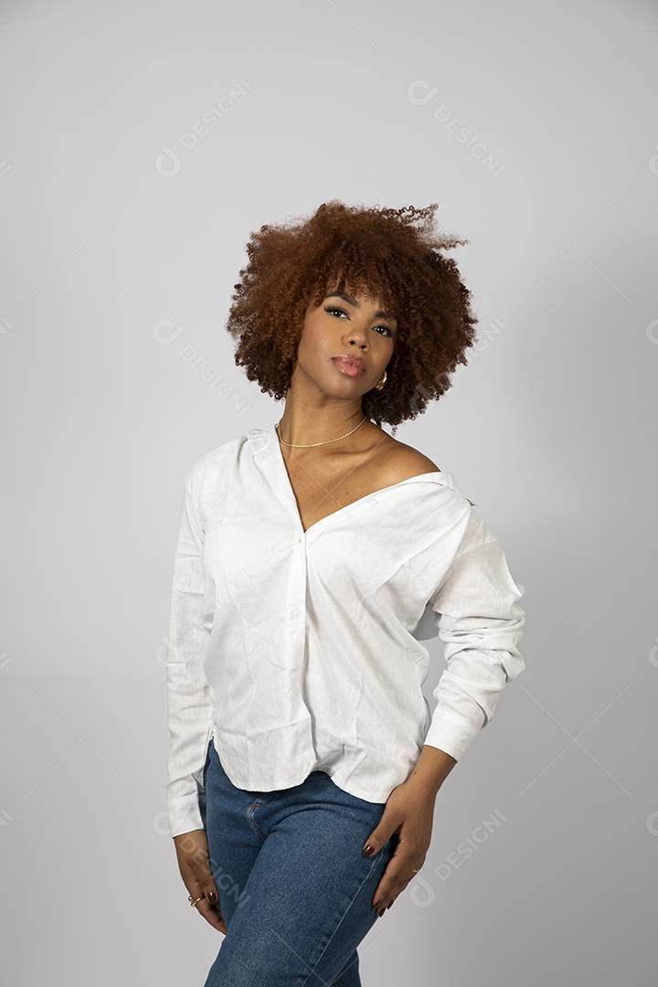Linda mulher negra de cabelo cacheados fazendo pose sobre fundo branco isolado