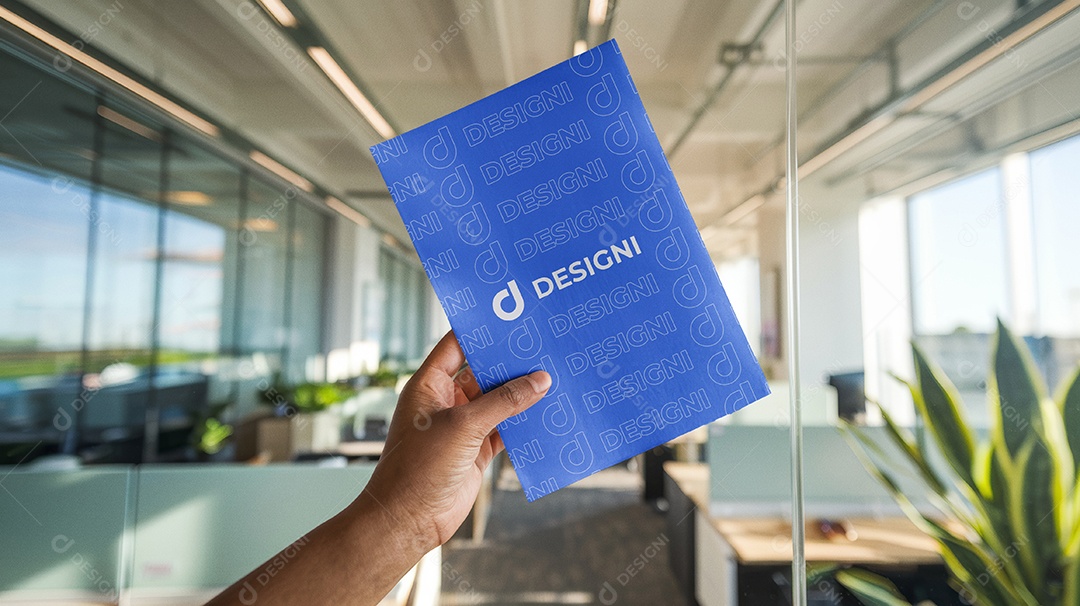 Mockup Flyer A4 Segurando Na Mão PSD Editável