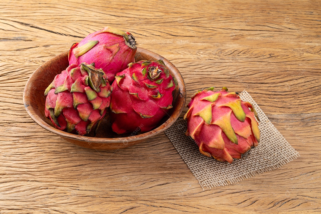 Frutas na imagem são Pitayas, também conhecidas como fruta-do-dragão