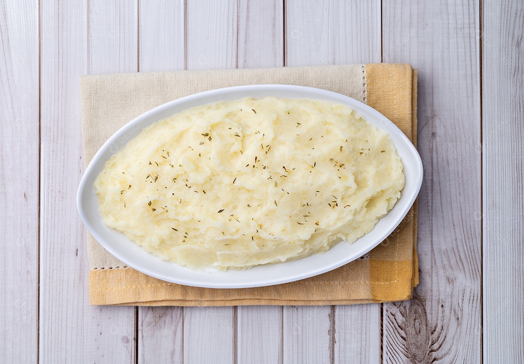 A imagem mostra um prato de purê de batata, um acompanhamento clássico e versátil.