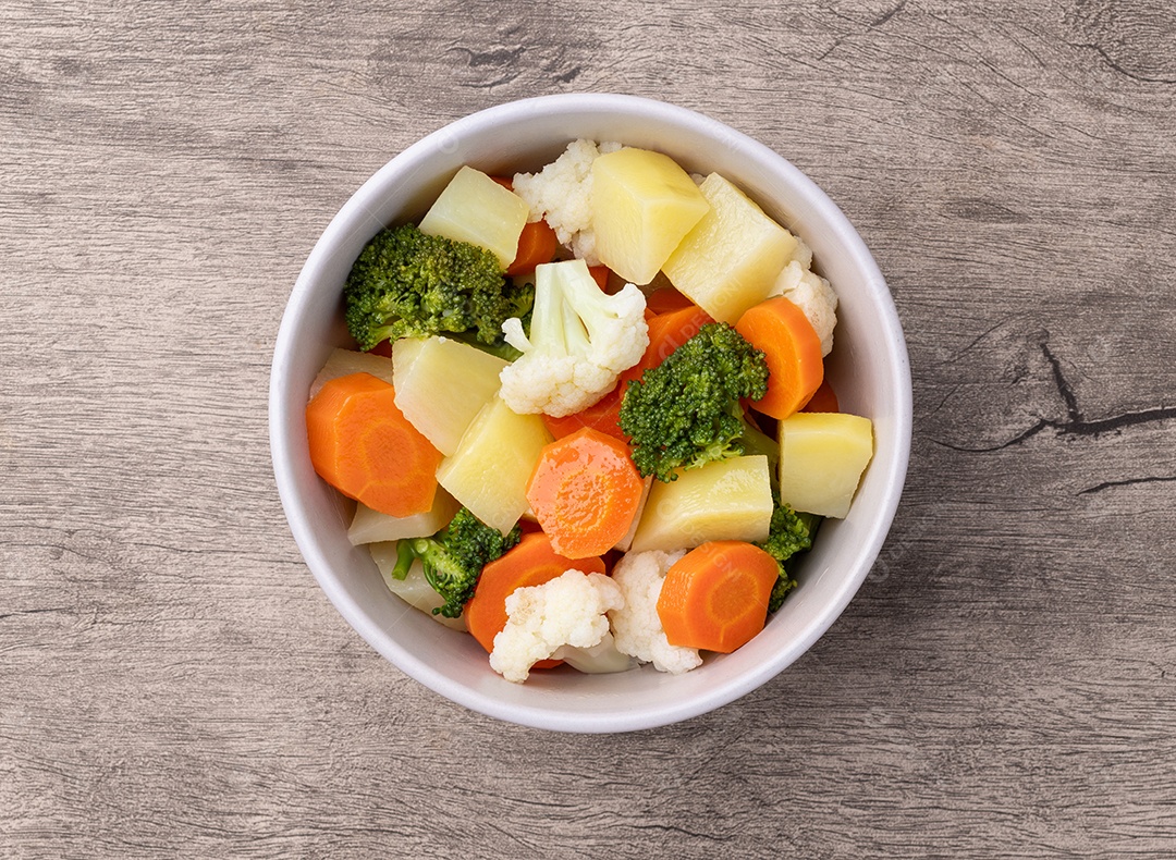 A imagem mostra uma salada de legumes cozidos