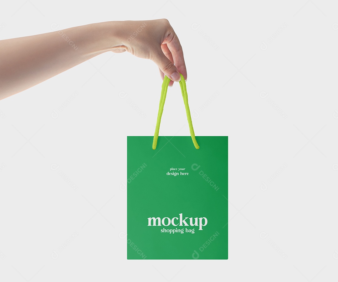 Mockup de Mão Segurando Sacola PSD Editável