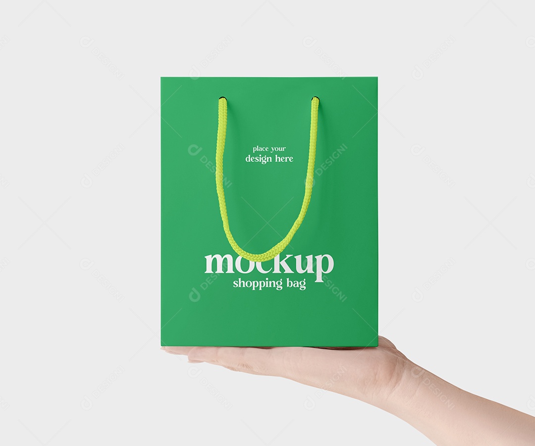 Mockup de Mão Segurando Sacola PSD Editável