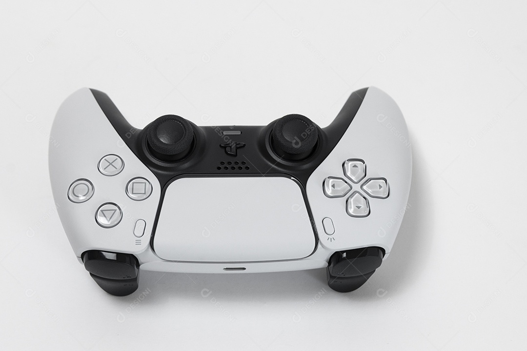 Vista superior de um controle remoto branco do Sony Playstation 5 sobre uma mesa branca