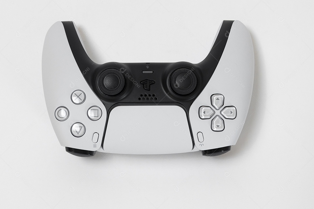 Vista superior de um controle remoto branco do Sony Playstation 5 sobre uma mesa branca