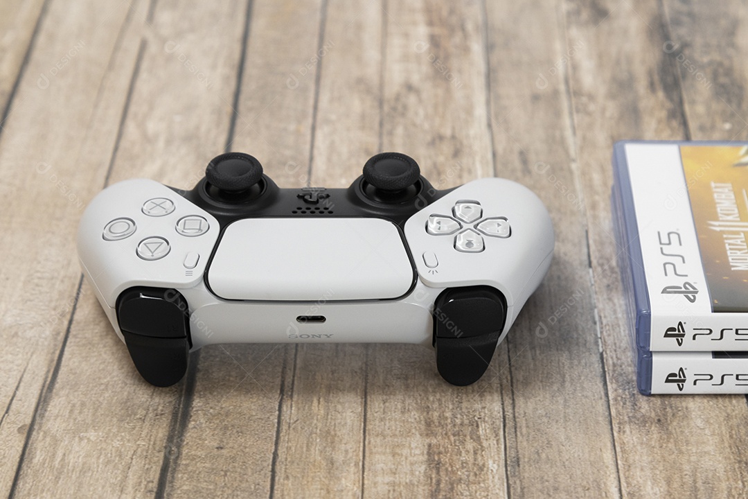 Vista superior de um controle remoto branco do Sony Playstation 5 sobre uma mesa branca