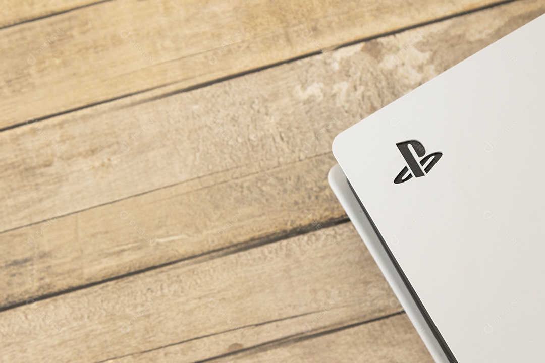 Vista superior de um controle remoto branco do Sony Playstation 5 sobre uma mesa branca