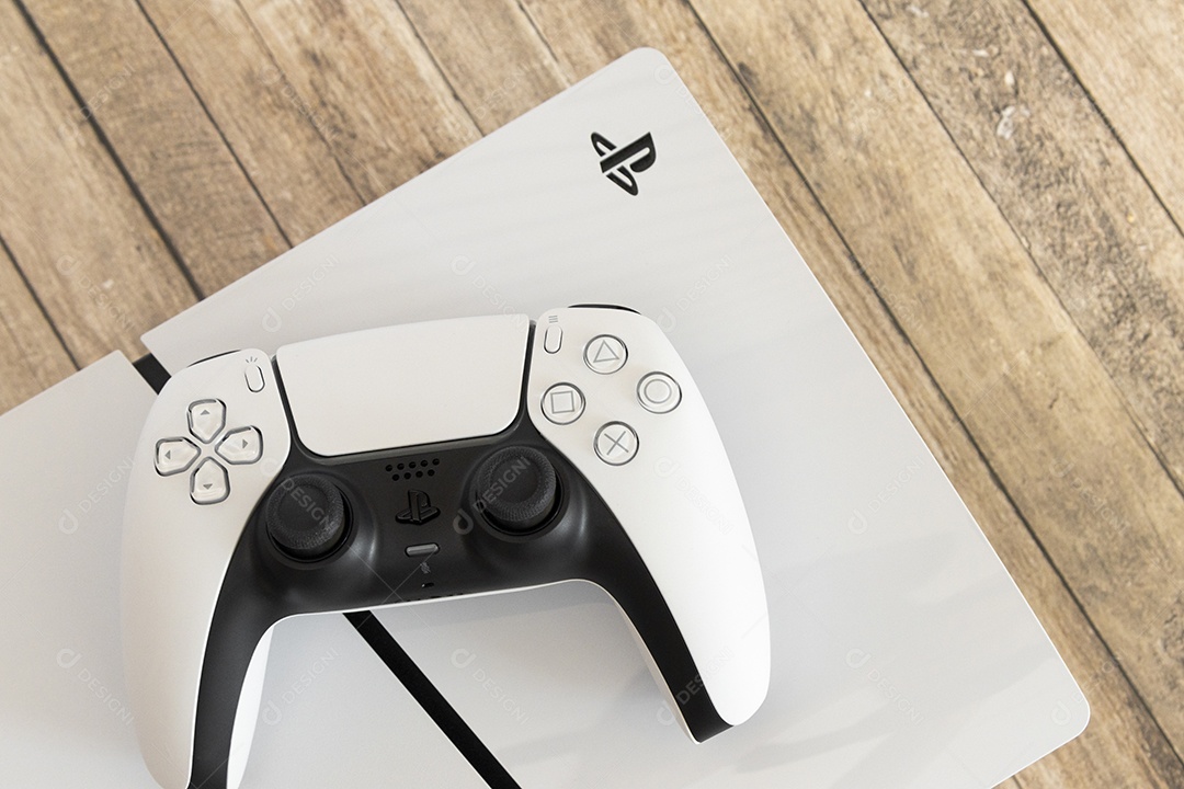 Vista superior de um controle remoto branco do Sony Playstation 5 sobre uma mesa branca