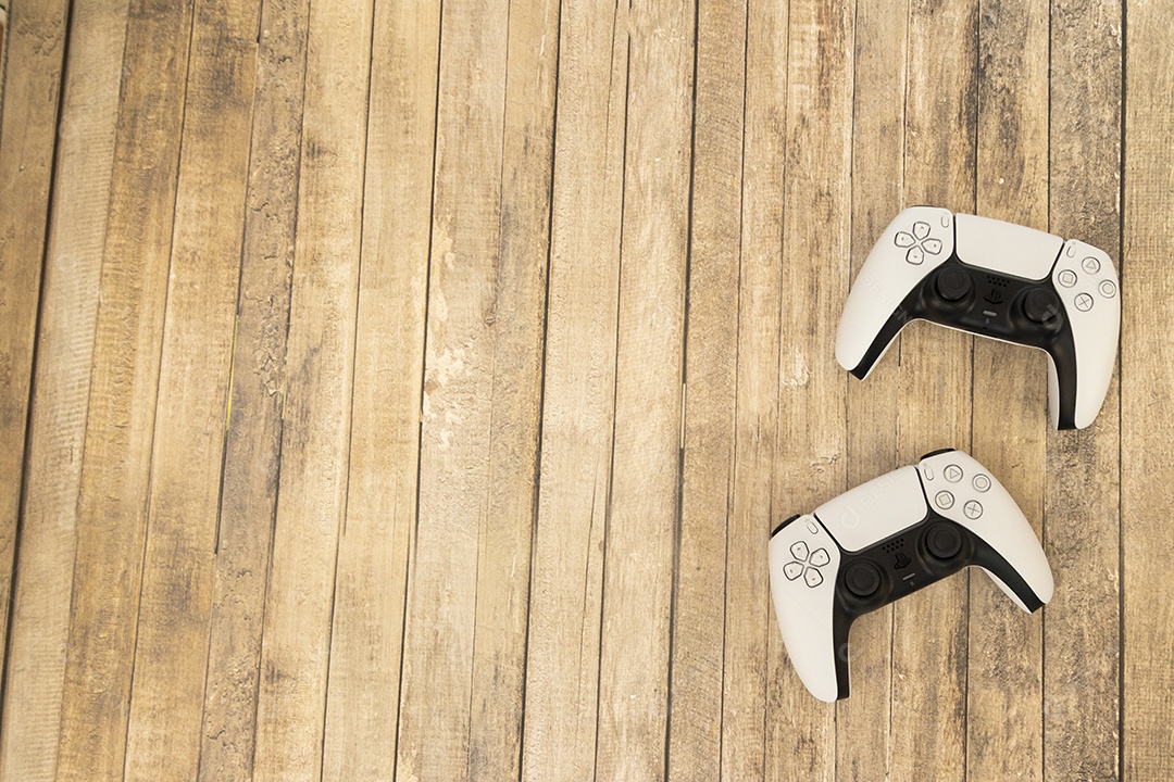 Vista superior de um controle remoto branco do Sony Playstation 5 sobre uma mesa branca