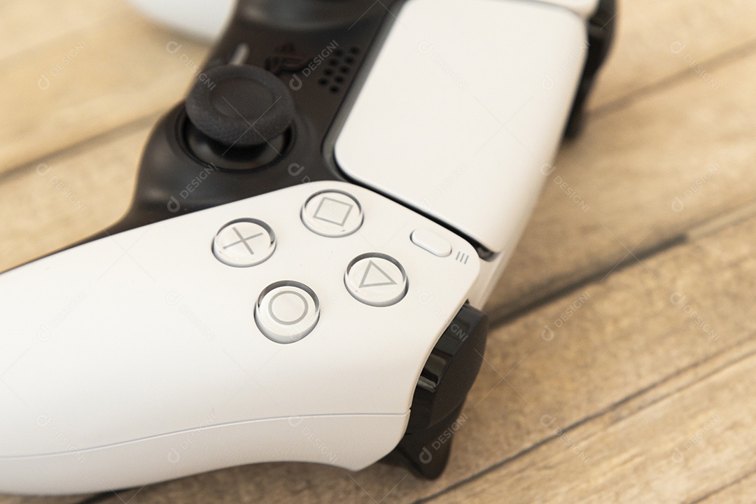 Vista superior de um controle remoto branco do Sony Playstation 5 sobre uma mesa branca