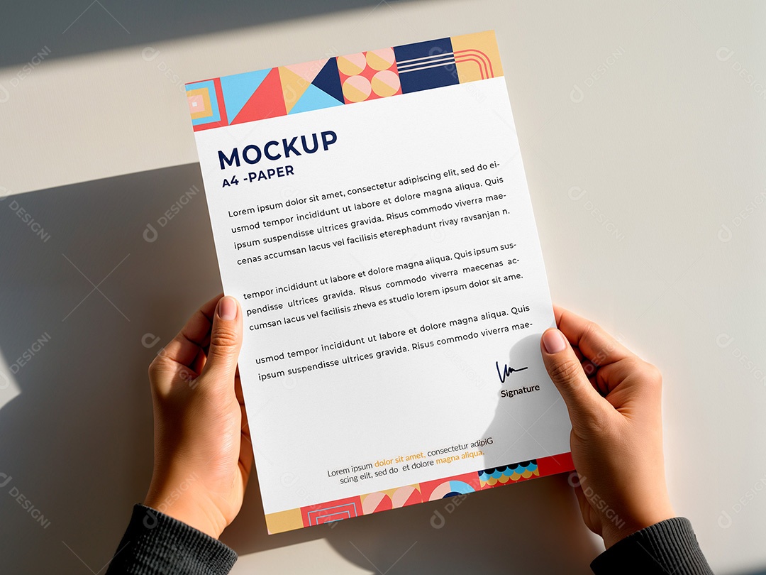 Mão Segurando um Papel Timbrado Mockup PSD Editável