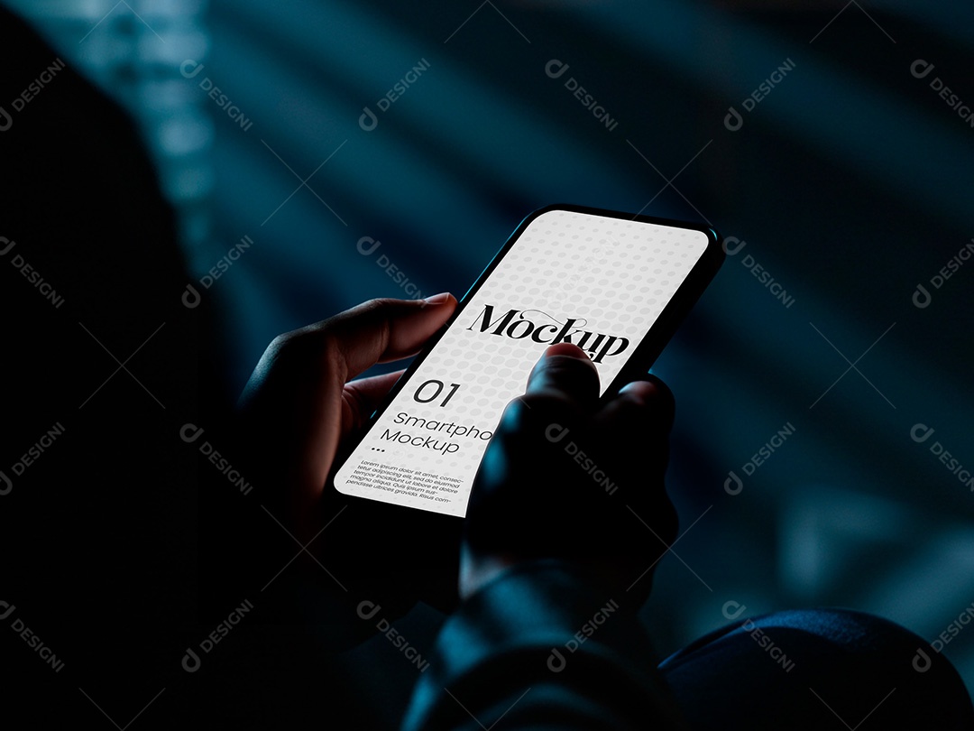 Mãos Segurando um Celular Mockup PSD Editável