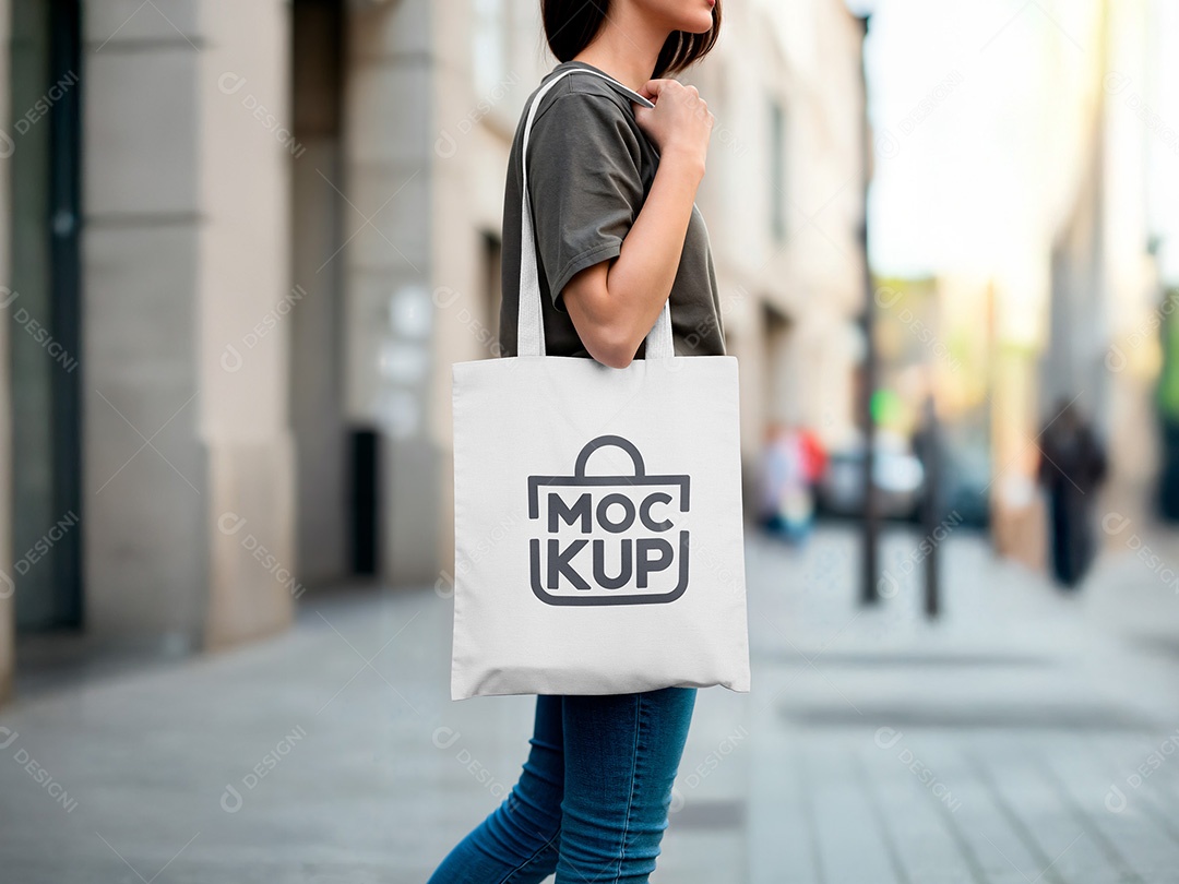 Mulher Segurando uma Sacola na Rua Mockup PSD Editável