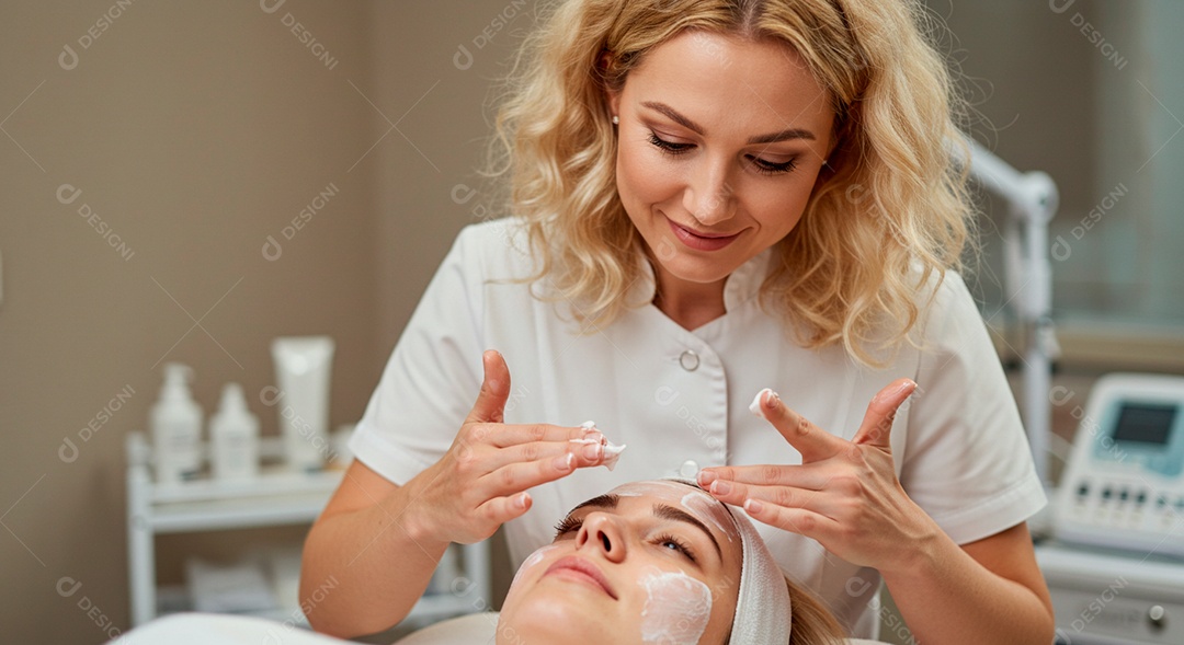 Mulher jovem fazendo limpeza de pele