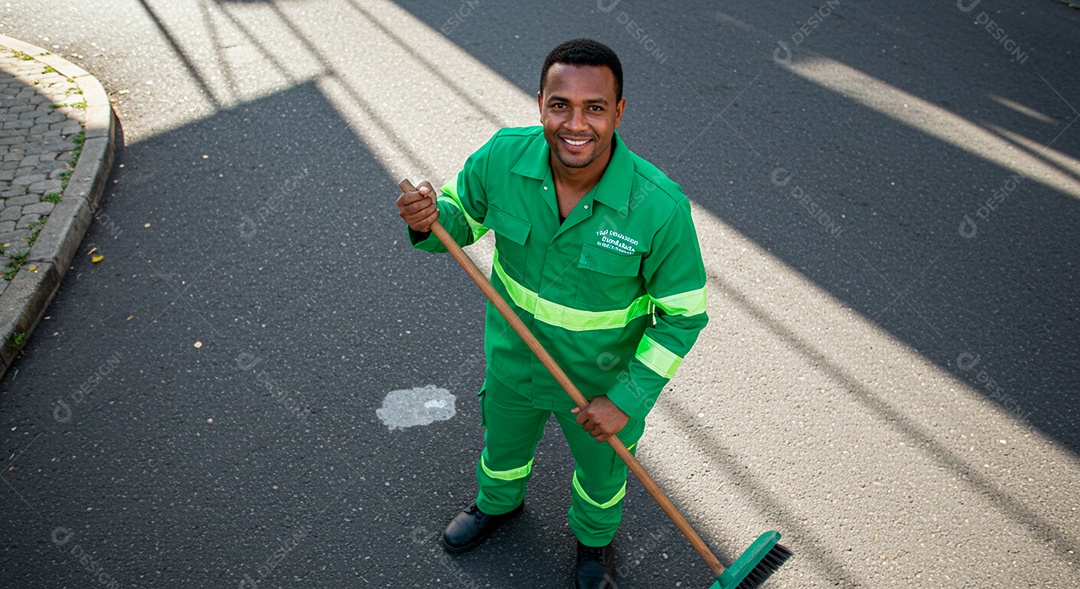 Homem jovem sorridente trabalhando gari