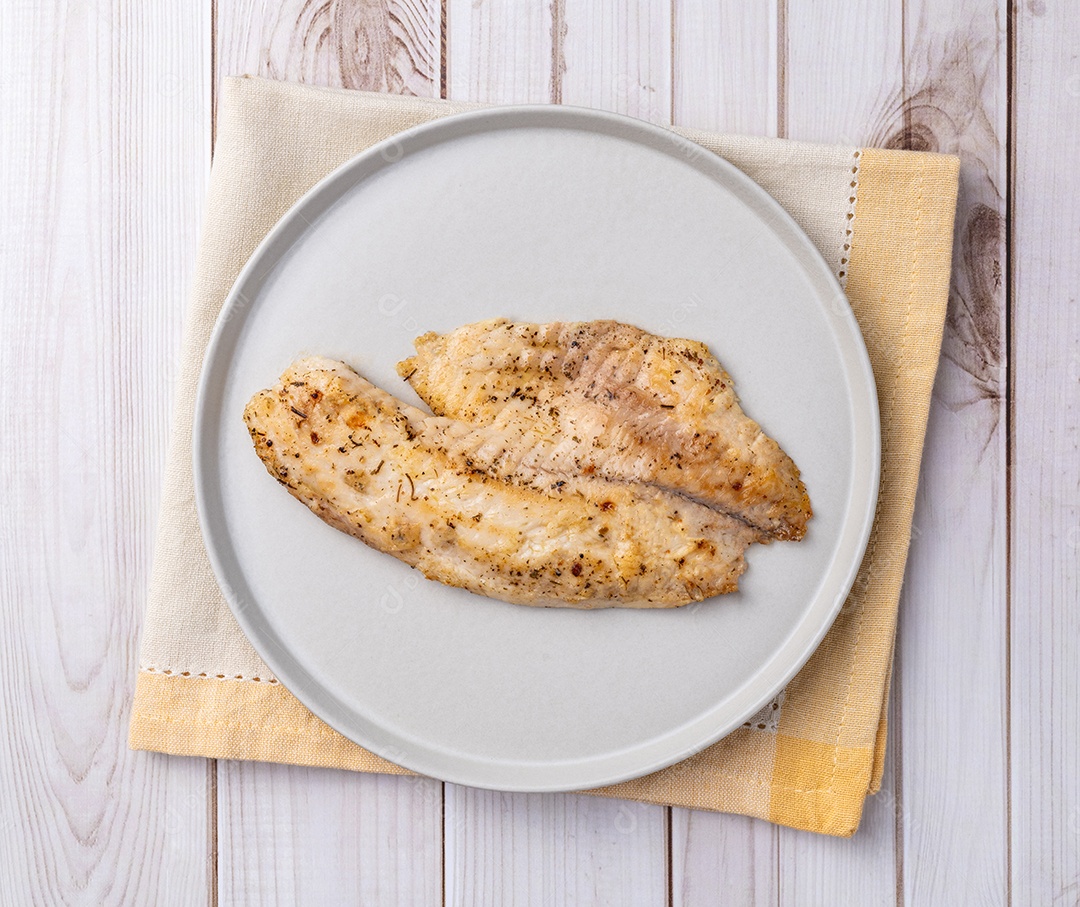 Fatias de peixe sem as espinhas centrais e barbatanas