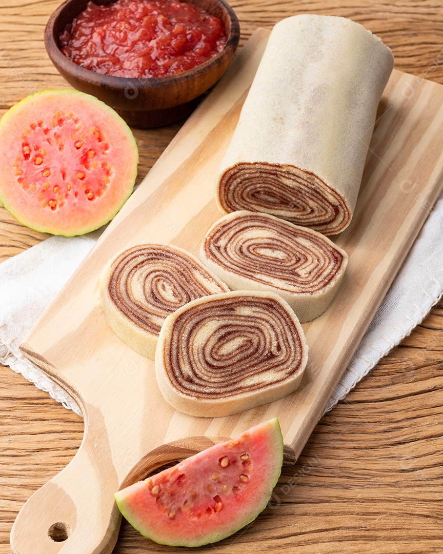 Rocambole saboroso em uma mesa de madeira