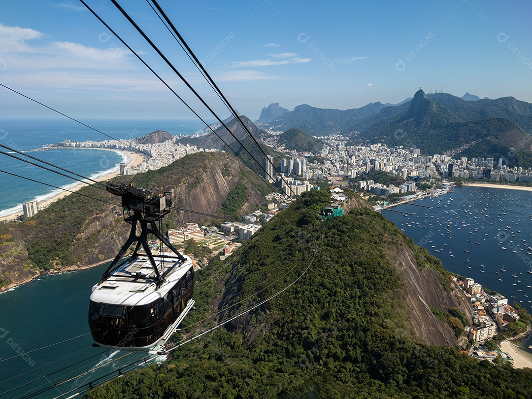 Bondinho sobre o pão de açúcar com a paisagem urbana