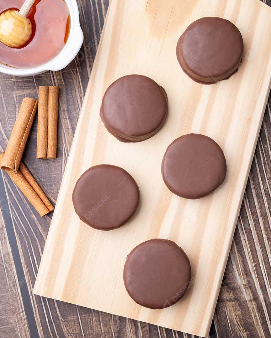 A imagem mostra alfajores, um doce tradicionalmente argentino, embora com origem árabe