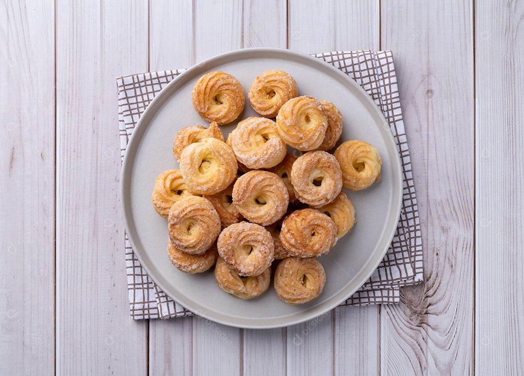 A imagem mostra biscoitos amanteigados dinamarqueses