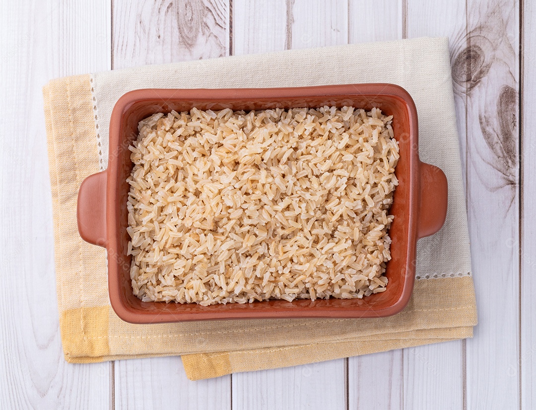 A imagem mostra arroz integral cozido em um recipiente de cerâmica.