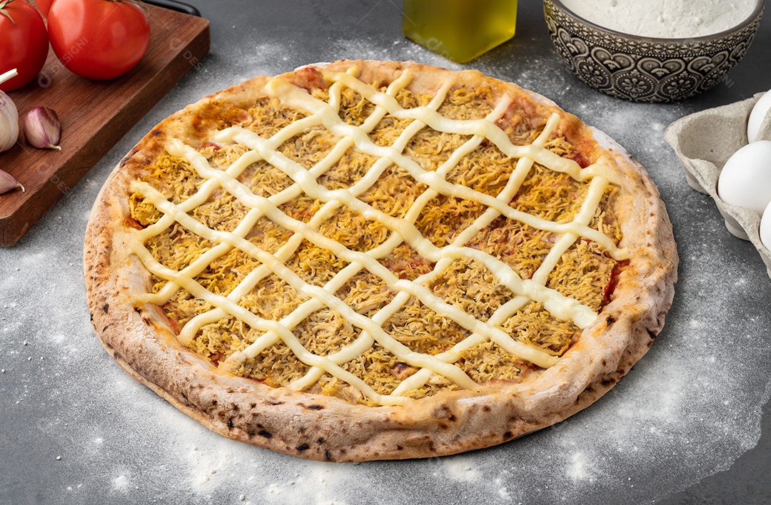 A imagem mostra uma pizza de frango com catupiry