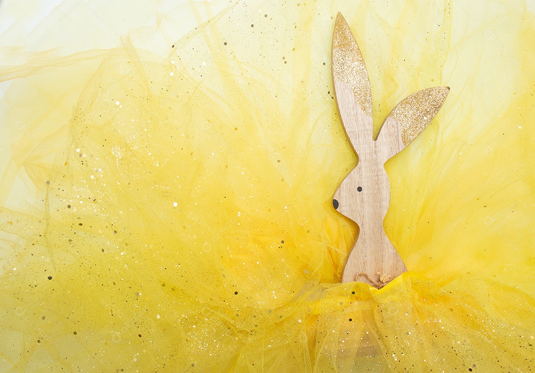 Coelhinho da Páscoa com fundo amarelo