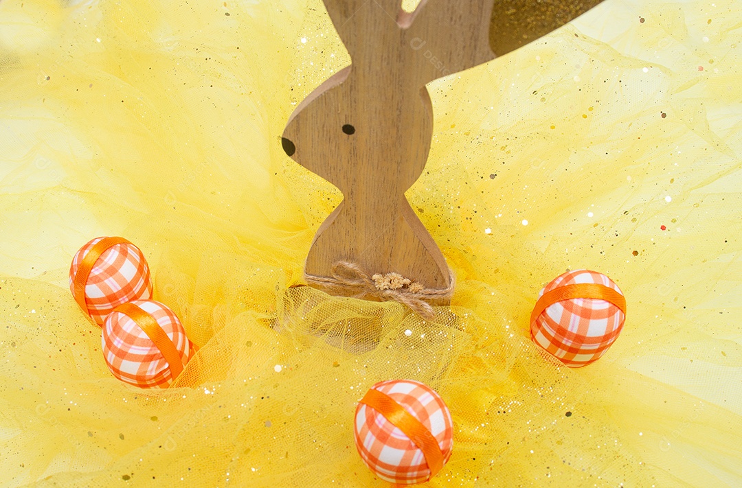 Coelhinho da Páscoa com fundo amarelo