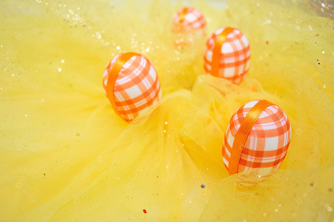 Páscoa com fundo amarelo