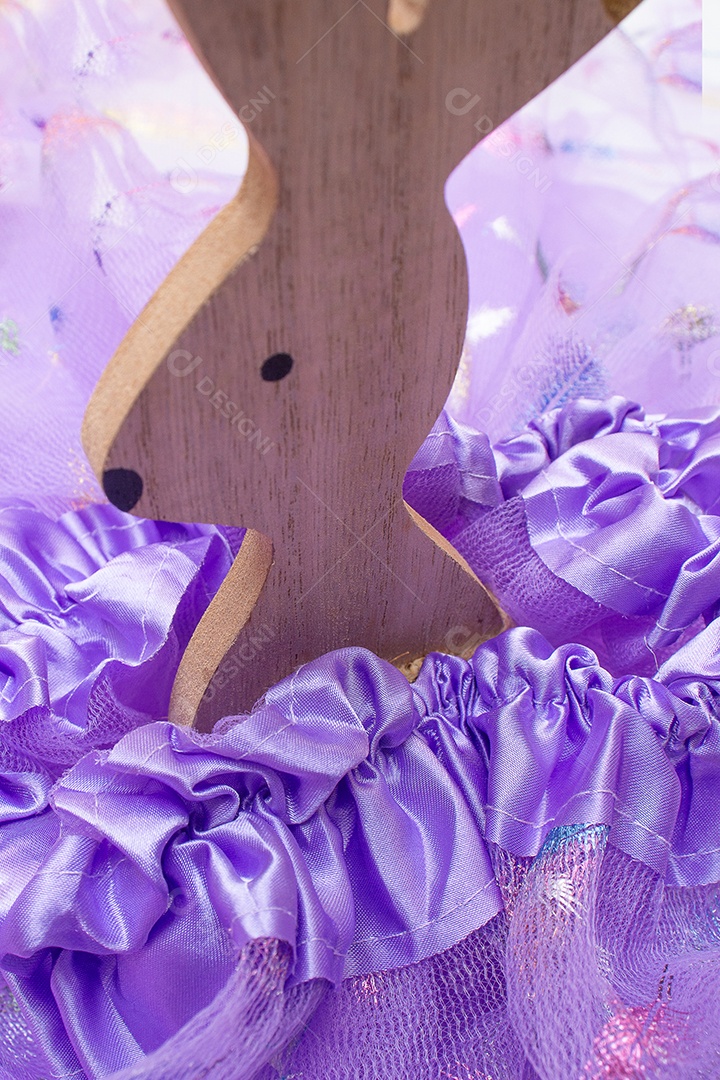 Coelhinho da Páscoa com fundo roxo