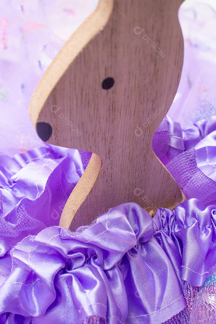 Coelhinho da Páscoa com fundo roxo