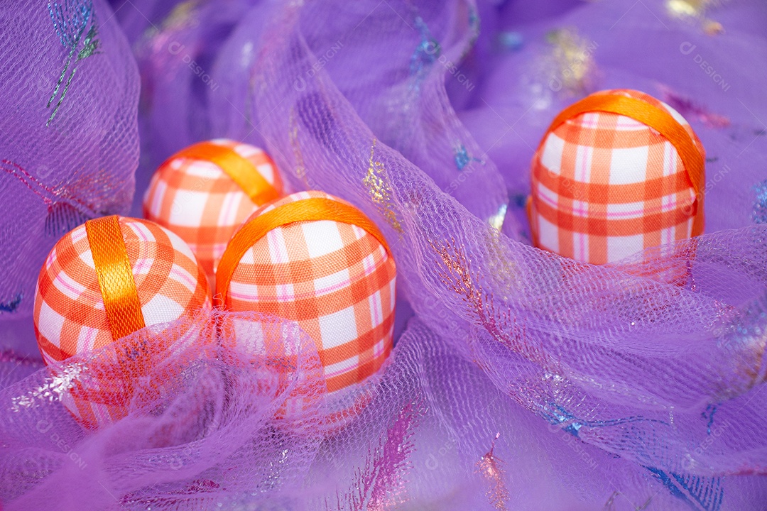 Páscoa com fundo roxo