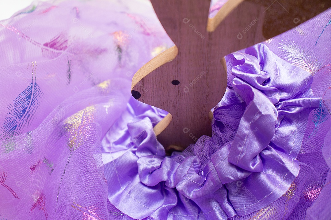 Coelhinho da Páscoa com fundo roxo