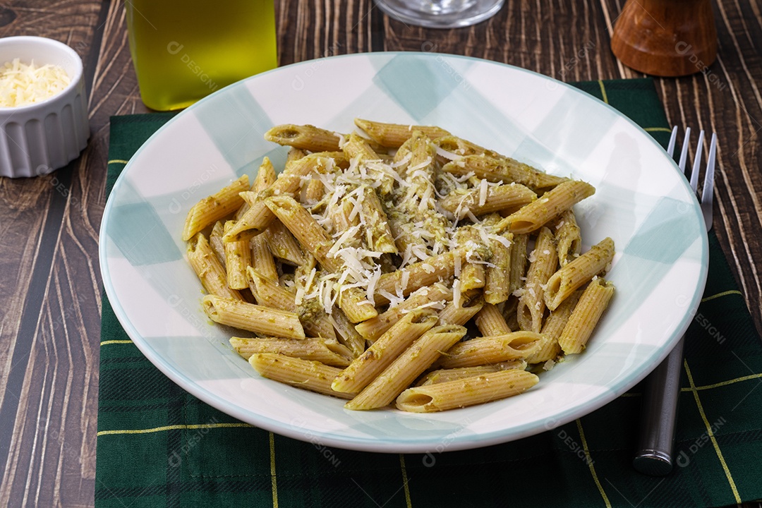 A imagem mostra um prato de Penne ao Molho Pesto