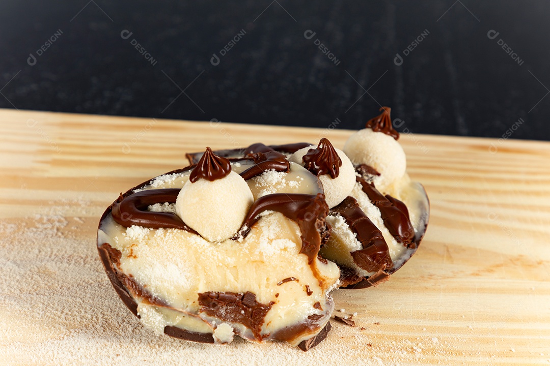 Ovo da páscoa de colher sobre mesa madeira