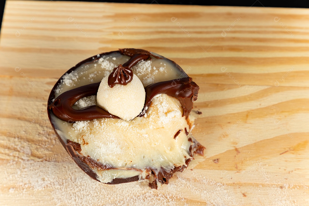 Ovo da páscoa de colher sobre mesa madeira