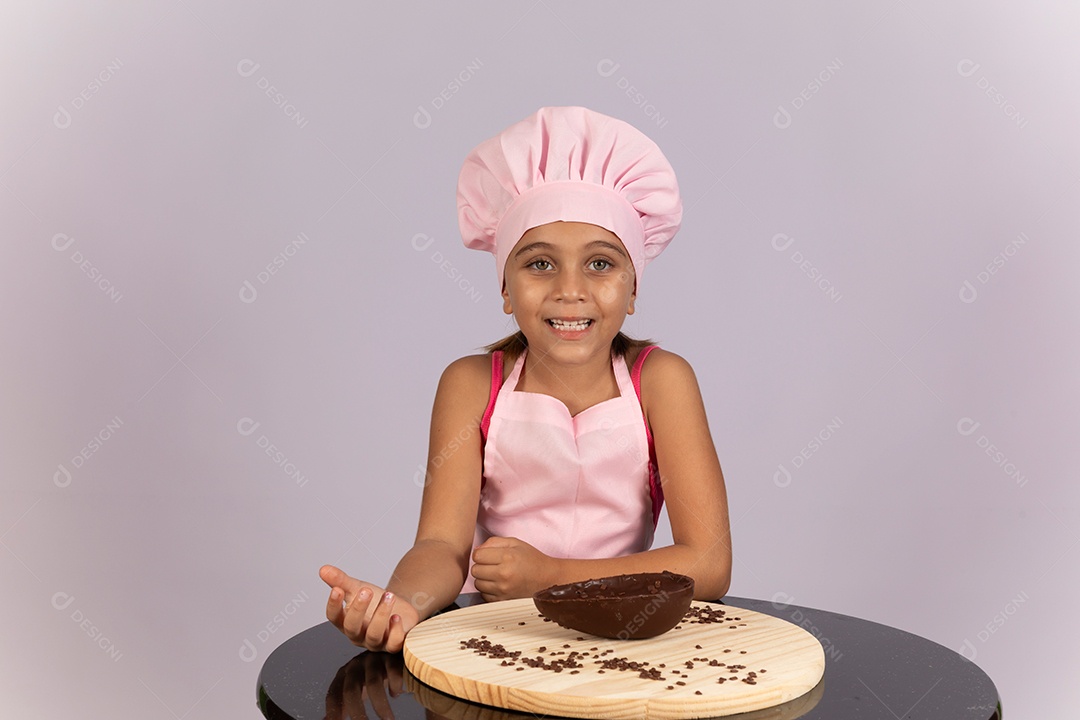 Linda criança garota celebrando páscoa