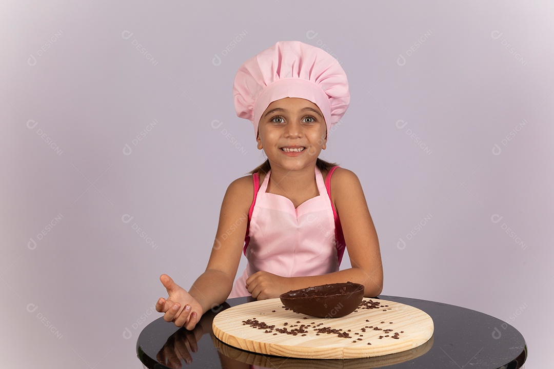 Linda criança garota celebrando páscoa