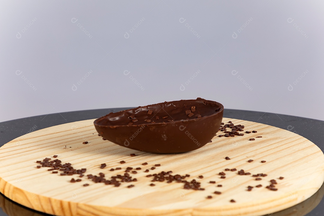 Ovo da páscoa sobre uma mesa de madeira