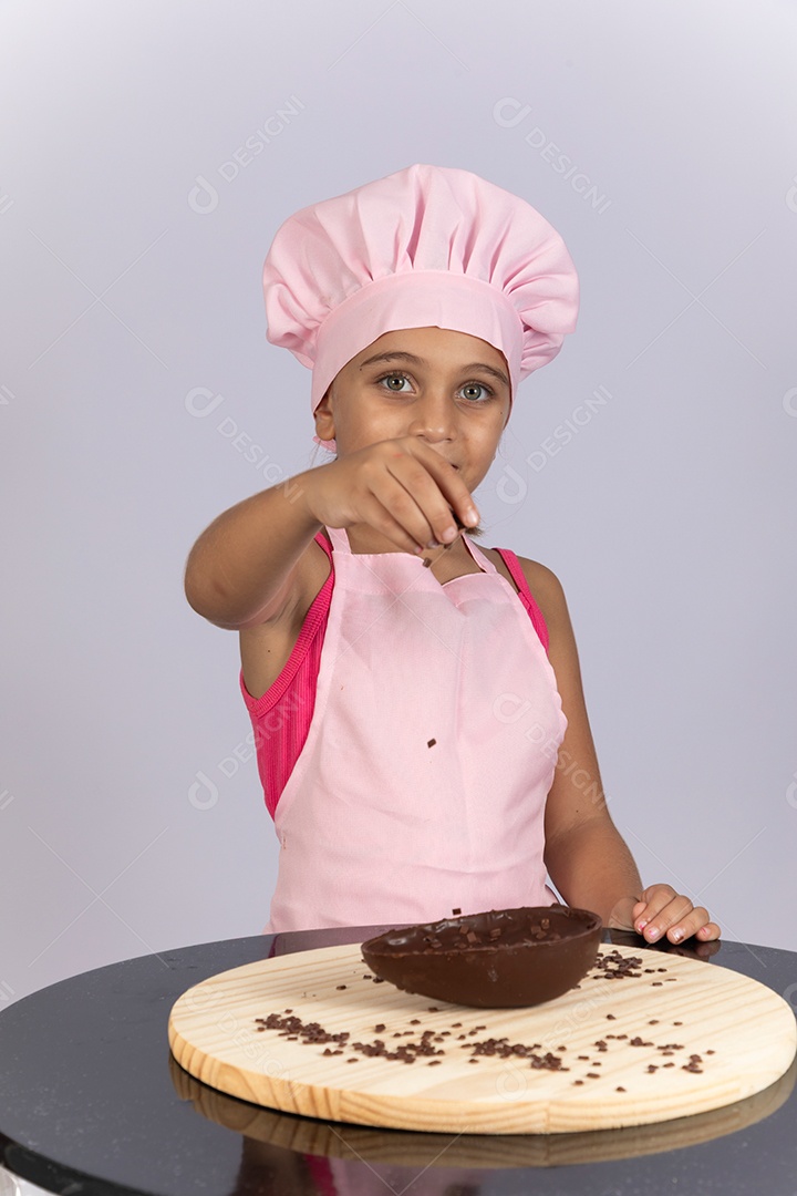 Linda criança garota celebrando páscoa