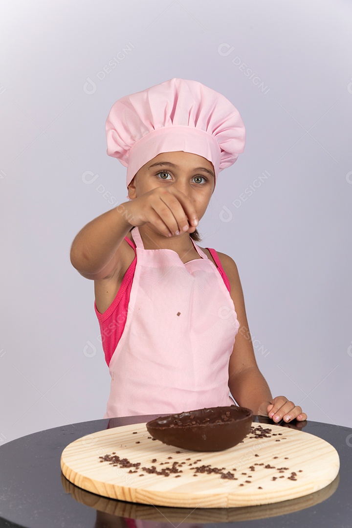 Linda criança garota celebrando páscoa