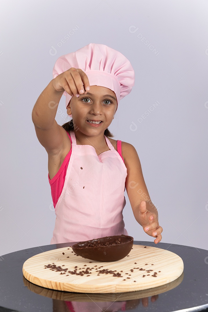 Linda criança garota celebrando páscoa