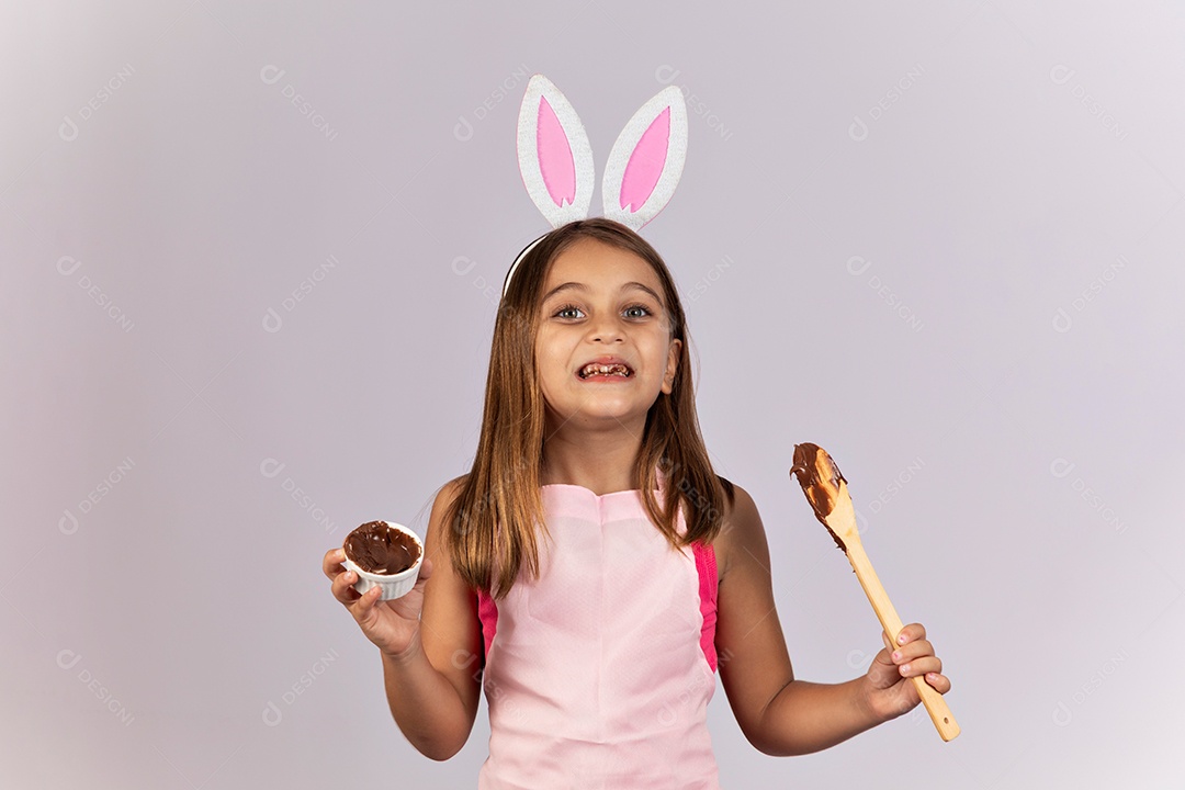 Linda criança garota celebrando páscoa