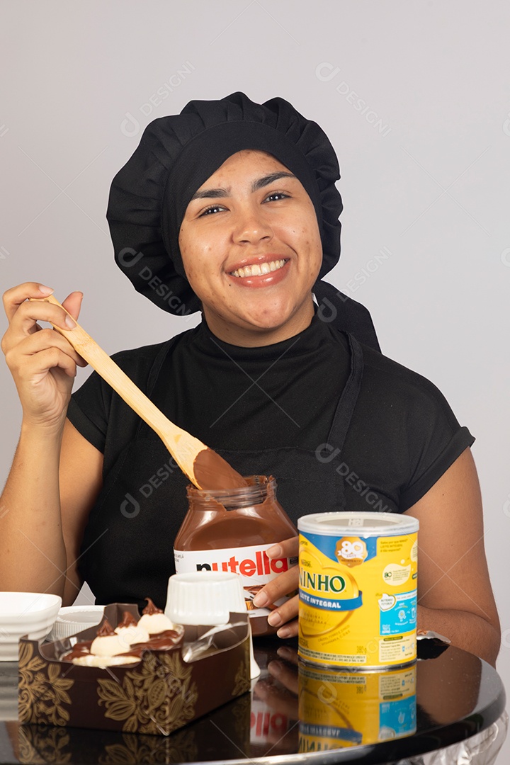 Linda mulher jovem celebrando páscoa preparando ovos de páscoa